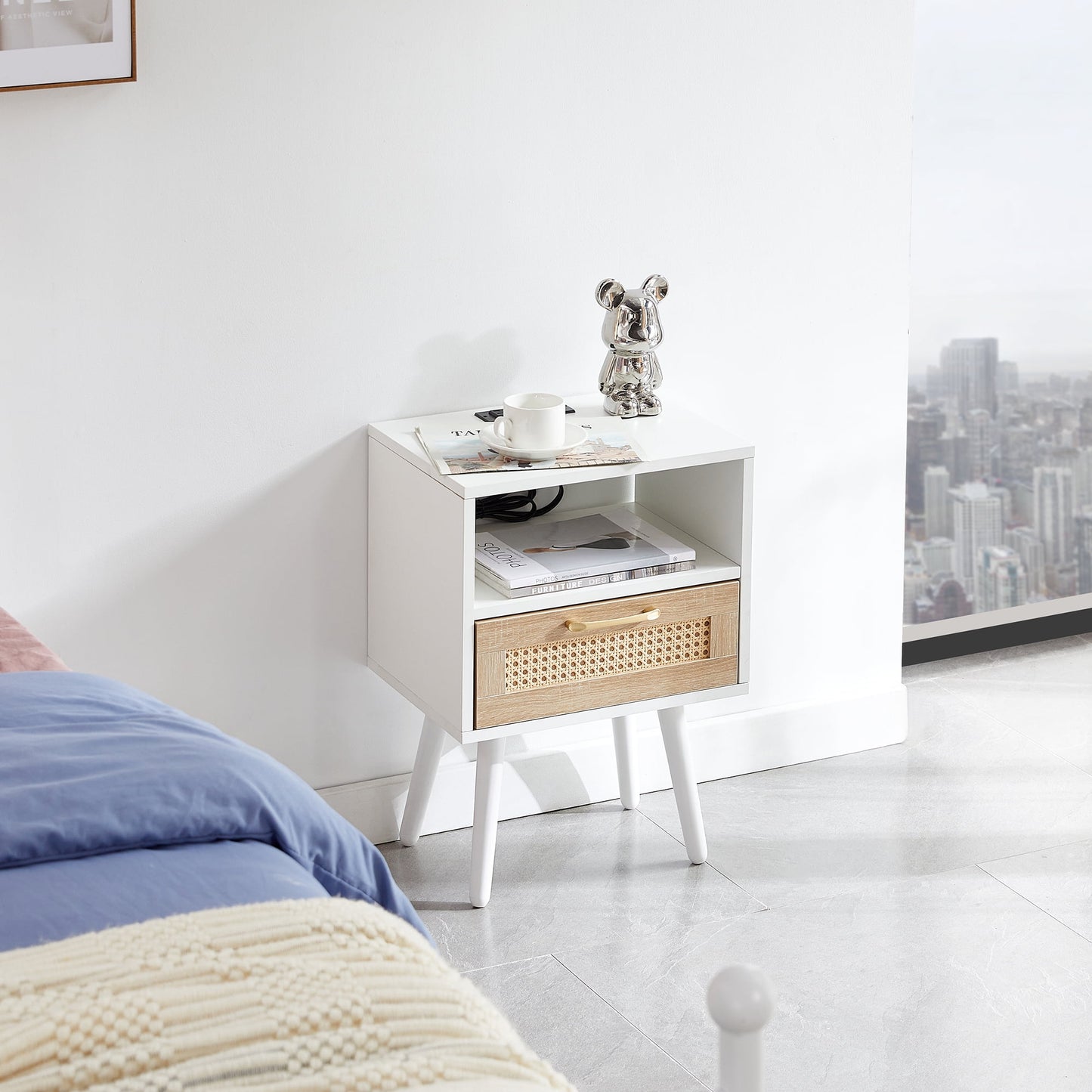 MAYEERTY Mesa Auxiliar de Ratán de 15,75" con Toma de Corriente y Puertos USB - Mesita de Noche Moderna con Cajón y Patas de Madera Maciza, Blanco